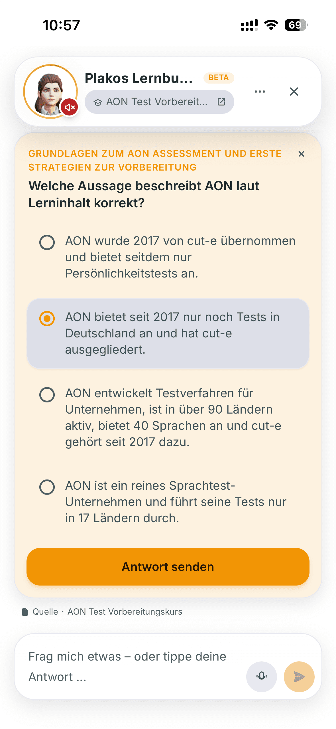 Lernbuddy im Gespräch: eine Quizfrage aus dem AON-Vorbereitungskurs mit Antwortoptionen, Quellenangabe und Spracheingabe unten